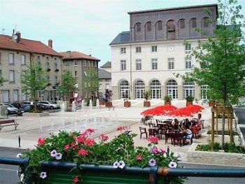 Hotel Logis Le Bourbon Yssingeaux Exterior photo