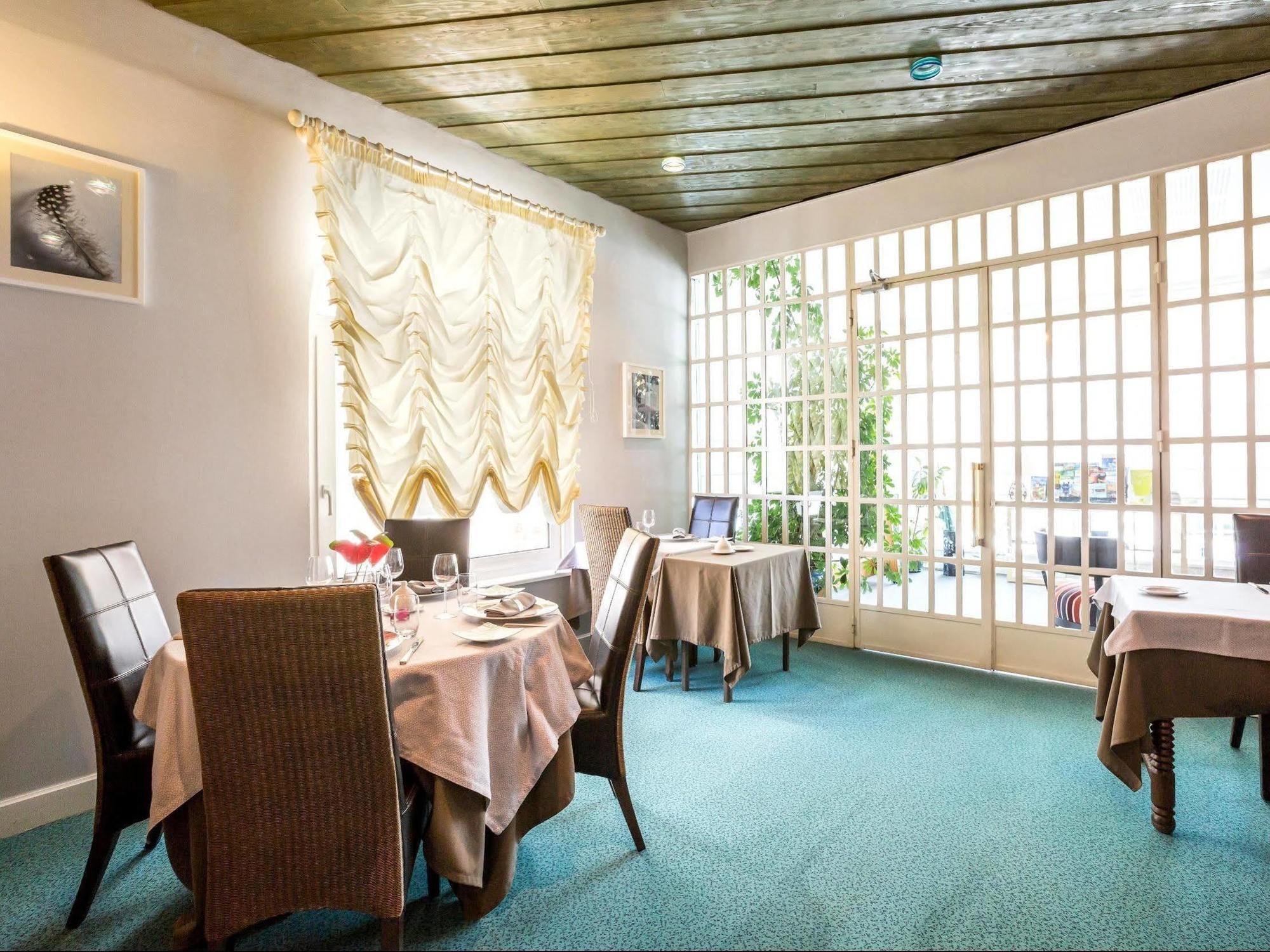 Hotel Logis Le Bourbon Yssingeaux Exterior photo