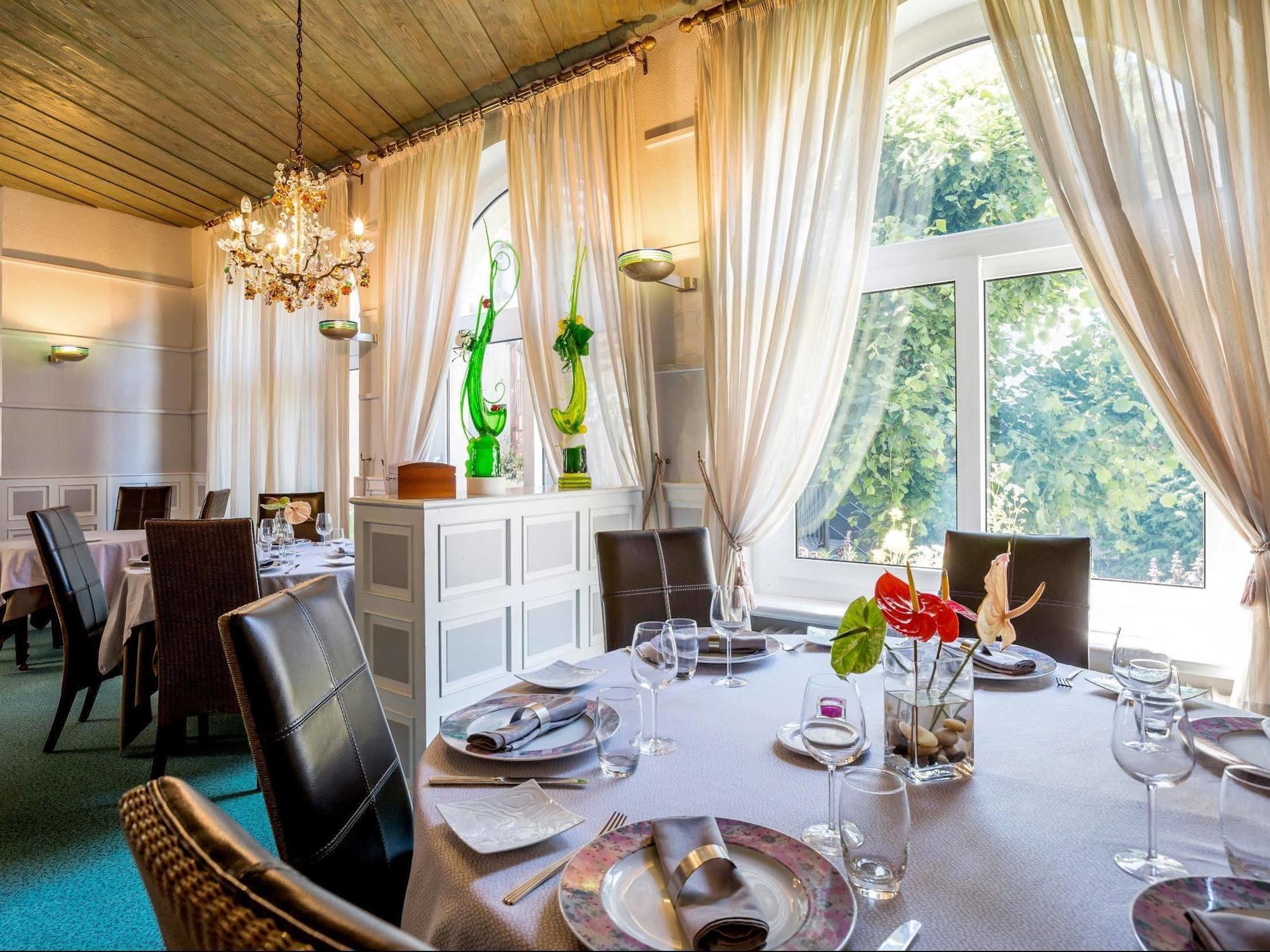 Hotel Logis Le Bourbon Yssingeaux Exterior photo
