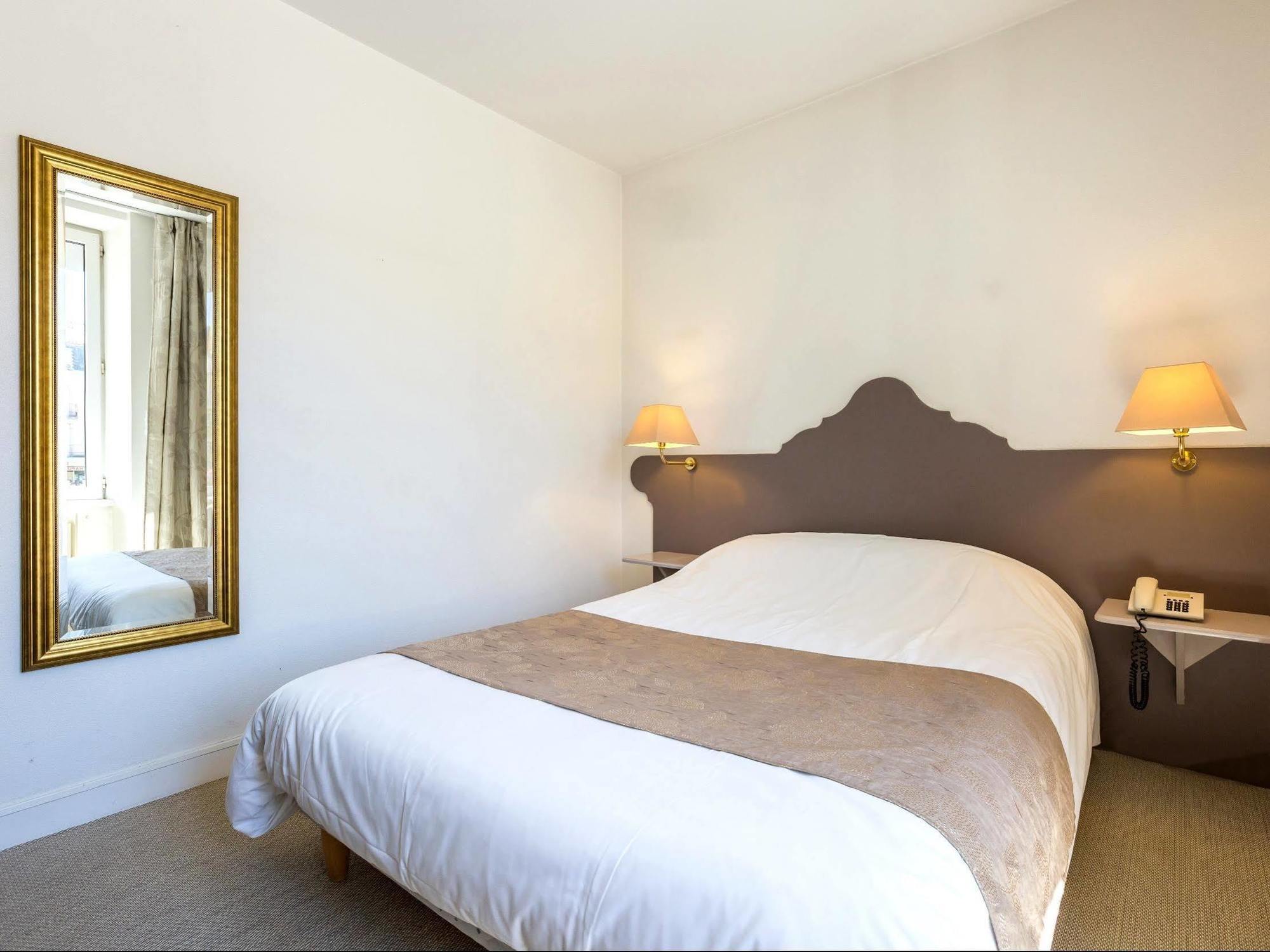 Hotel Logis Le Bourbon Yssingeaux Exterior photo